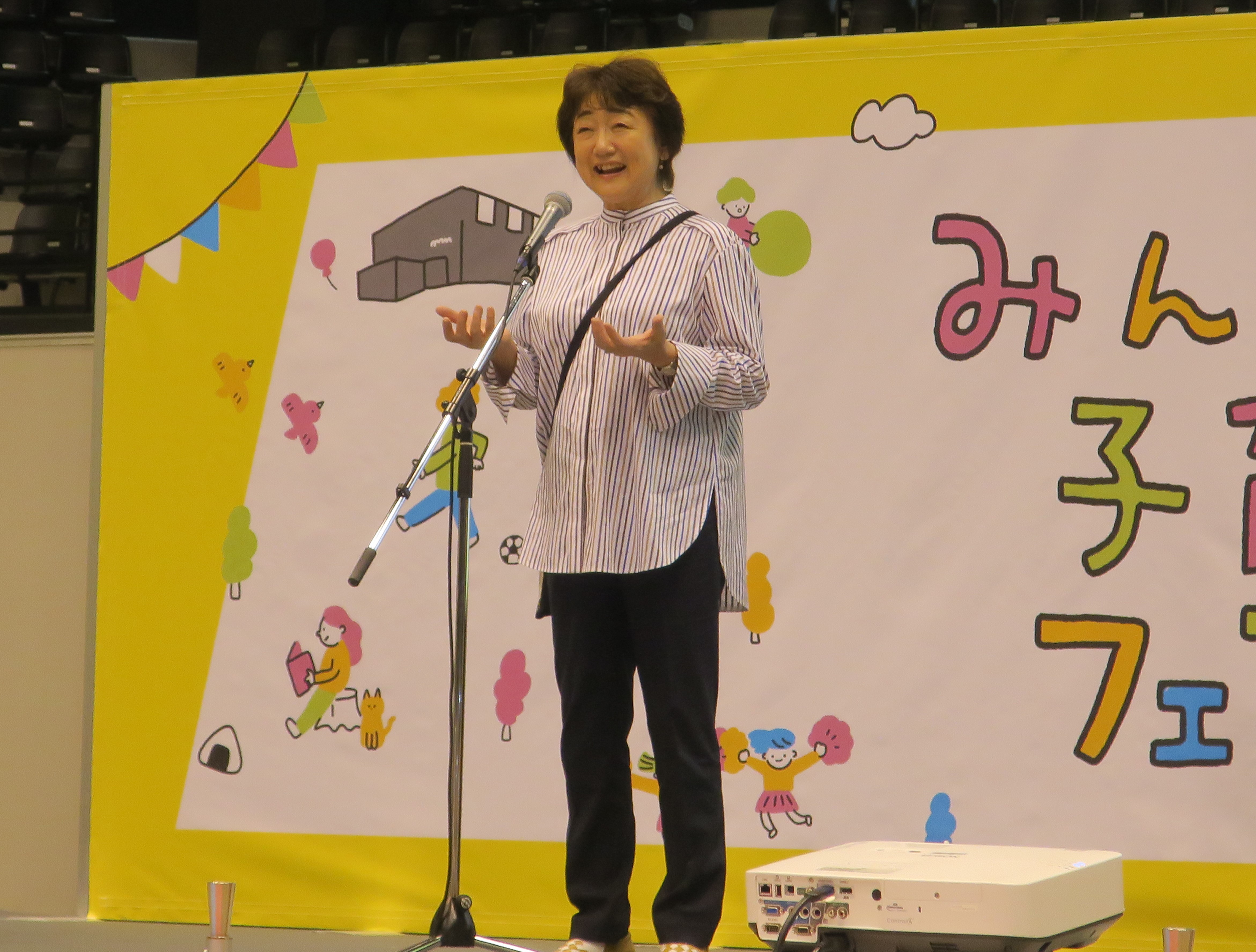 みんなで子育てフェスタのステージで話す仙台市の郡市長