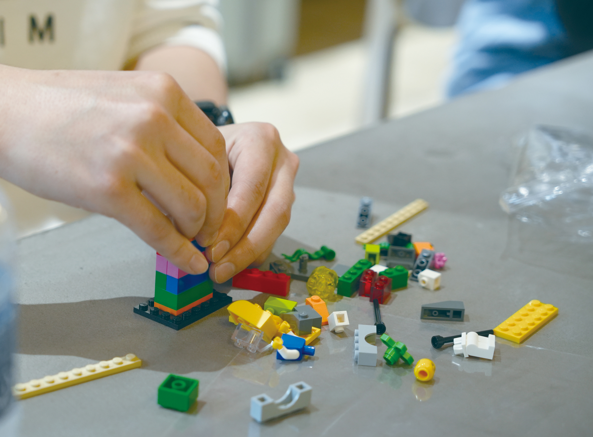 レゴ研修にてレゴブロックを組み立てる途中の手